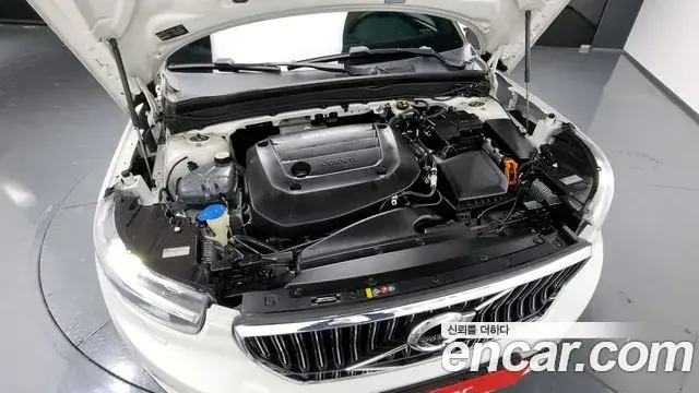 Volvo XC40 2021 — Şəkil 9/20