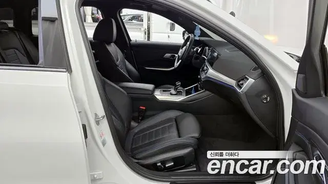BMW 3 Series 2022 — Photo 19/20