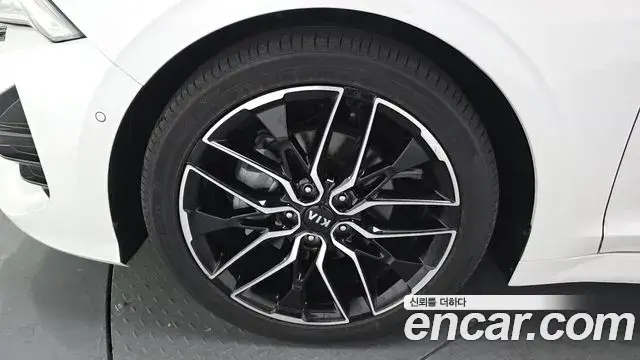 Kia K5 2020 — ფოტო 8/20