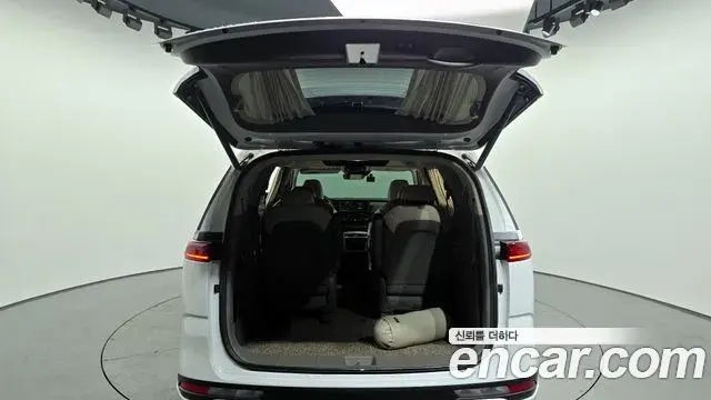 Kia Carnival 2021 — ფოტო 13/20