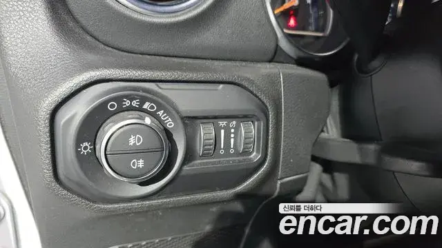Jeep Wrangler 2021 — Фото 17/20