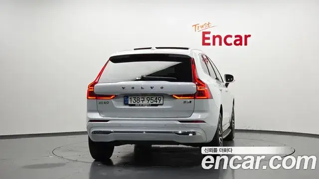 Volvo XC60 2022 — ფოტო 9/20