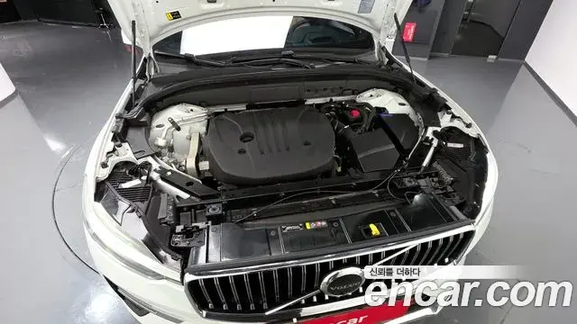 Volvo XC60 2022 — ფოტო 1/20