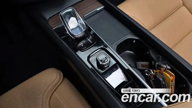 Volvo XC60 2022 — ფოტო 16/20
