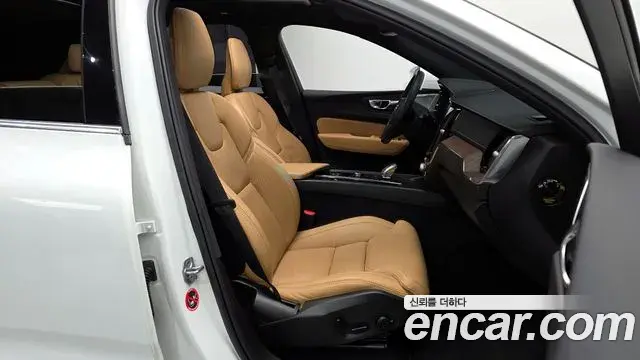 Volvo XC60 2022 — ფოტო 20/20