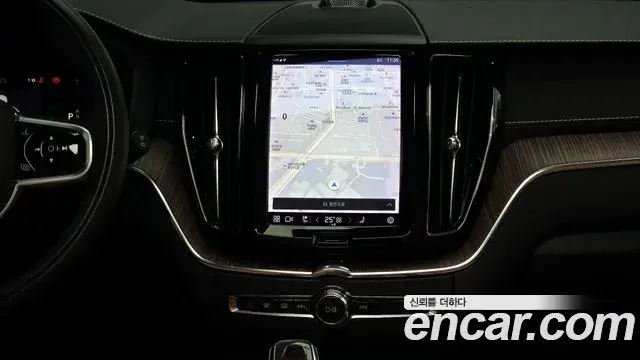 Volvo XC60 2022 — ფოტო 15/20
