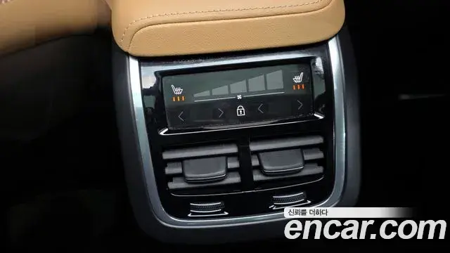 Volvo XC60 2022 — ფოტო 10/20