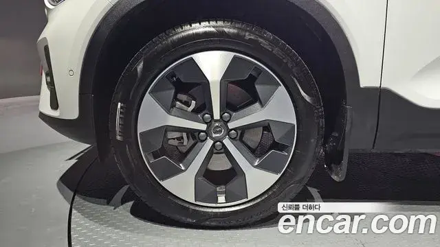 Volvo XC40 2024 — ფოტო 18/20