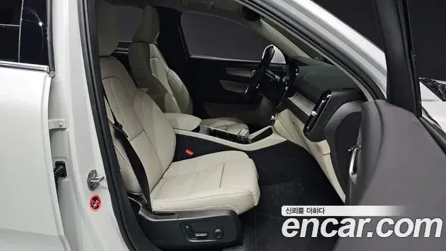 Volvo XC40 2024 — ფოტო 19/20