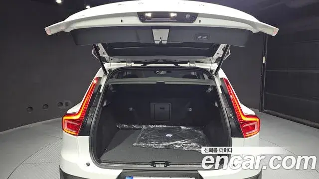 Volvo XC40 2024 — ფოტო 5/20