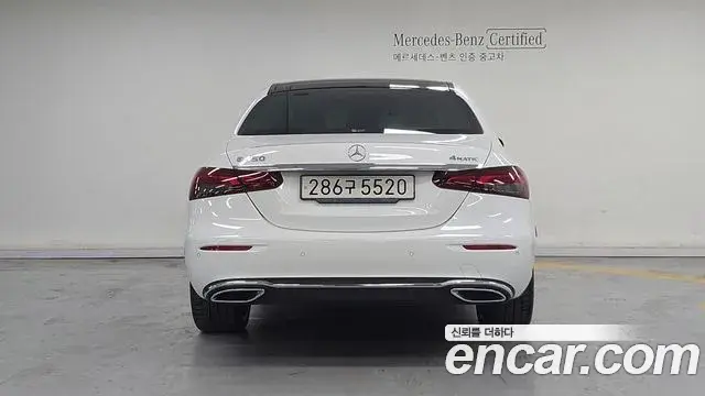 Mercedes-Benz E-Class 2022 — ფოტო 15/20