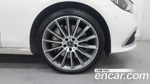 Mercedes-Benz E-Class 2022 — ფოტო 16/20