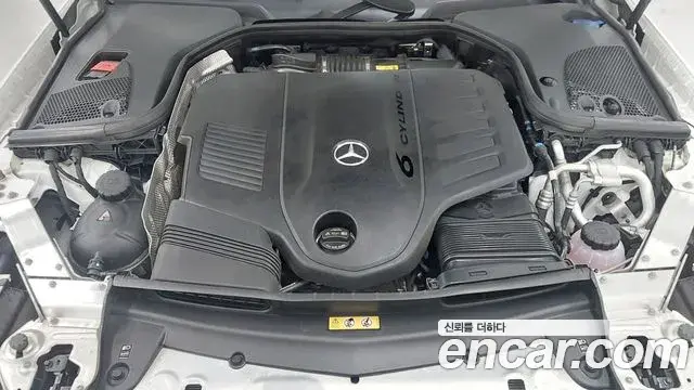 Mercedes-Benz E-Class 2022 — ფოტო 17/20