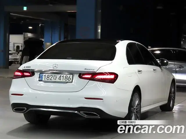 Mercedes-Benz E-Class 2022 — ფოტო 7/20