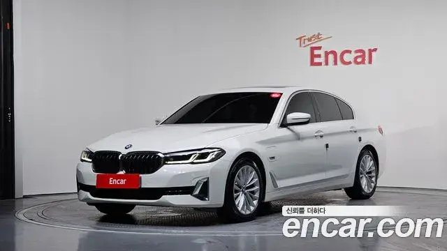 BMW 5 Series 2022 — ფოტო 8/20