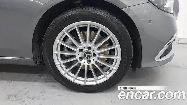 Mercedes-Benz E-Class 2020 — Photo 4/20