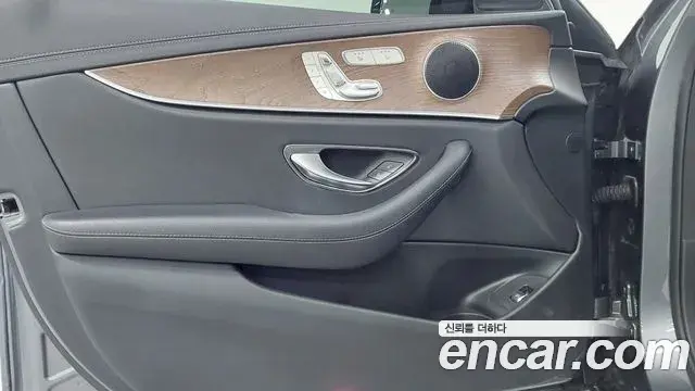 Mercedes-Benz E-Class 2020 — Photo 6/20