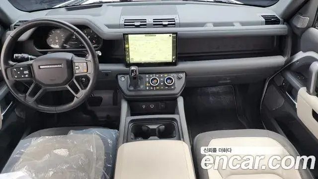 Land Rover Defender 2023 — Photo 16/20