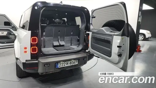 Land Rover Defender 2023 — Photo 20/20