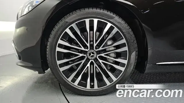 Mercedes-Benz S-Class 2023 — Photo 9/20