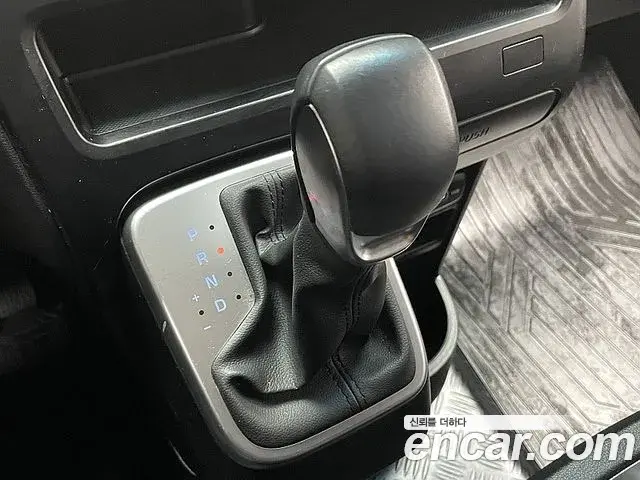Hyundai Staria 2023 — ფოტო 8/20