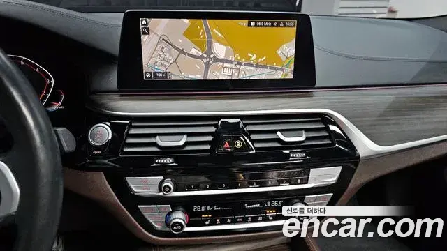 BMW 5 Series 2020 — ფოტო 15/20