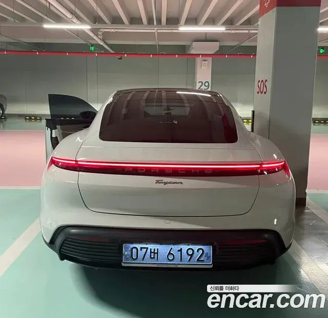 Porsche Taycan 2022 — Photo 7/17