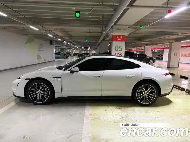 Porsche Taycan 2022 — Photo 12/17