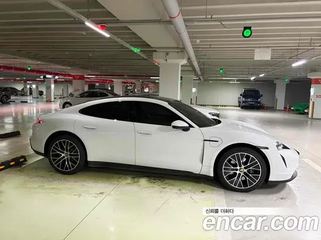 Porsche Taycan 2022 — Photo 8/17