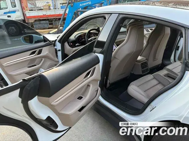 Porsche Taycan 2022 — Photo 1/17