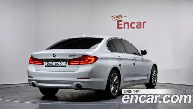 BMW 5 Series 2019 — ფოტო 8/20