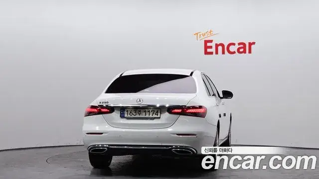 Mercedes-Benz E-Class 2021 — ფოტო 13/20