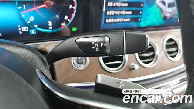 Mercedes-Benz E-Class 2021 — ფოტო 18/20