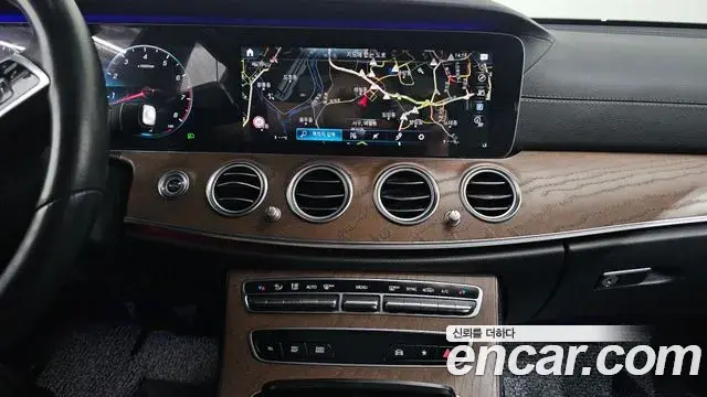 Mercedes-Benz E-Class 2021 — ფოტო 14/20