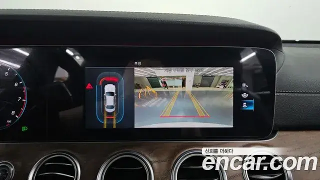 Mercedes-Benz E-Class 2021 — ფოტო 7/20