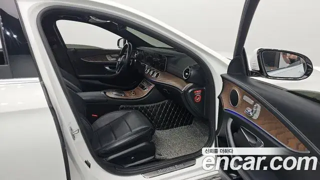 Mercedes-Benz E-Class 2021 — ფოტო 19/20