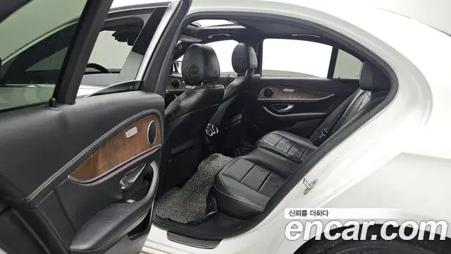 Mercedes-Benz E-Class 2021 — ფოტო 6/20