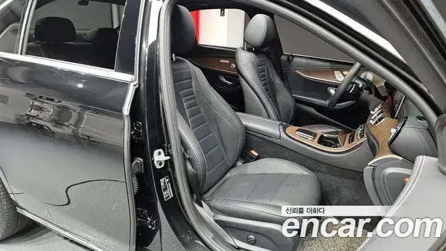 Mercedes-Benz E-Class 2020 — Фото 12/20