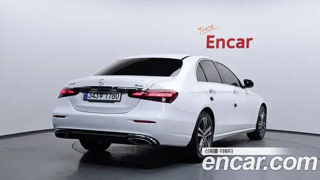 Mercedes-Benz E-Class 2022 — ფოტო 17/20