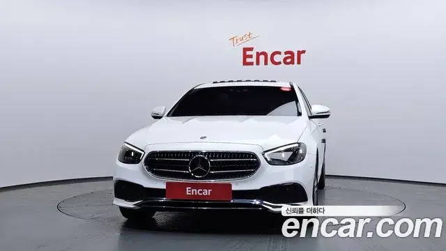 Mercedes-Benz E-Class 2022 — ფოტო 18/20