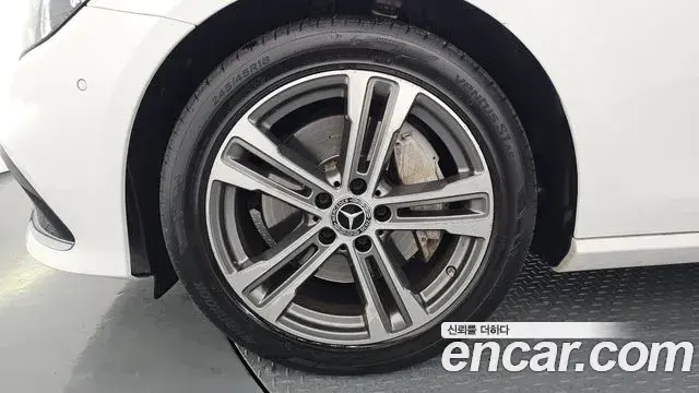 Mercedes-Benz E-Class 2022 — ფოტო 15/20