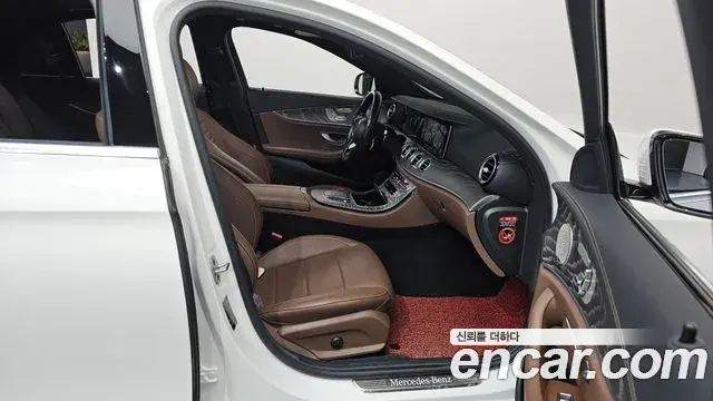 Mercedes-Benz E-Class 2022 — ფოტო 8/20