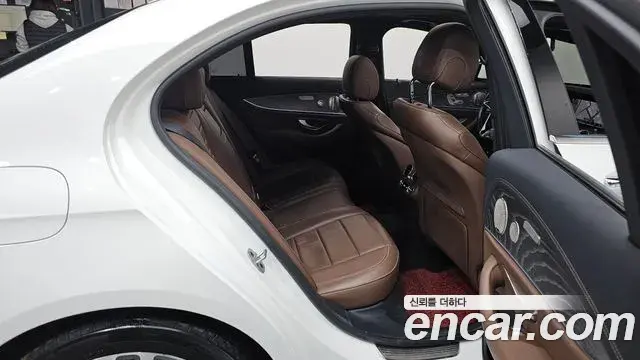Mercedes-Benz E-Class 2022 — ფოტო 13/20