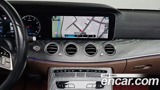 Mercedes-Benz E-Class 2022 — ფოტო 19/20