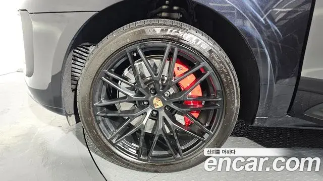 Porsche Macan 2023 — ფოტო 19/20