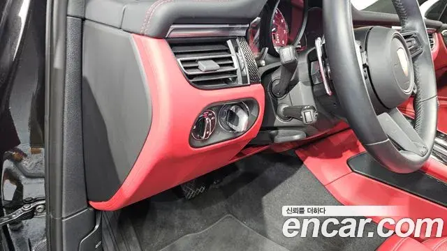 Porsche Macan 2023 — ფოტო 17/20