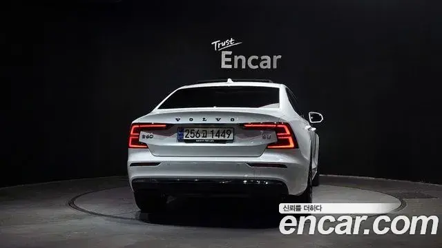 Volvo S60 2023 — ფოტო 16/20