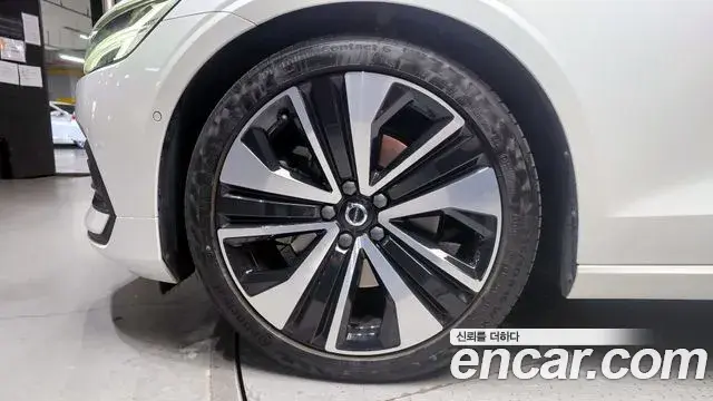 Volvo S60 2023 — ფოტო 8/20