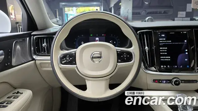 Volvo S60 2023 — ფოტო 18/20