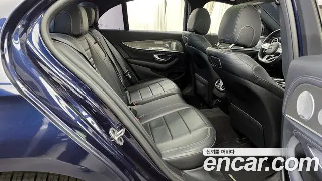 Mercedes-Benz E-Class 2019 — ფოტო 17/20
